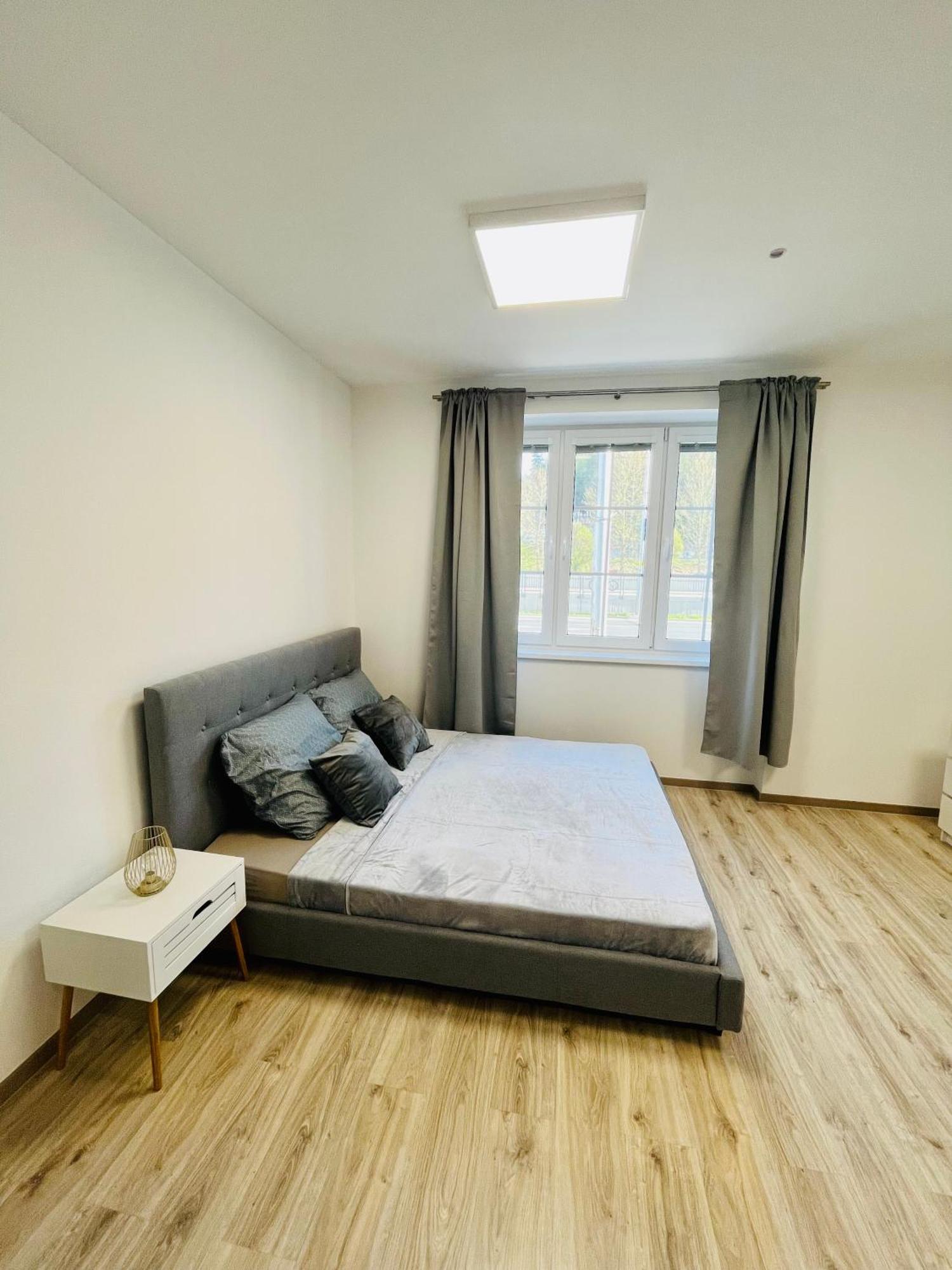 Apartment Riviera Centrum, Private Parking And Smart Check In Besztercebánya Kültér fotó