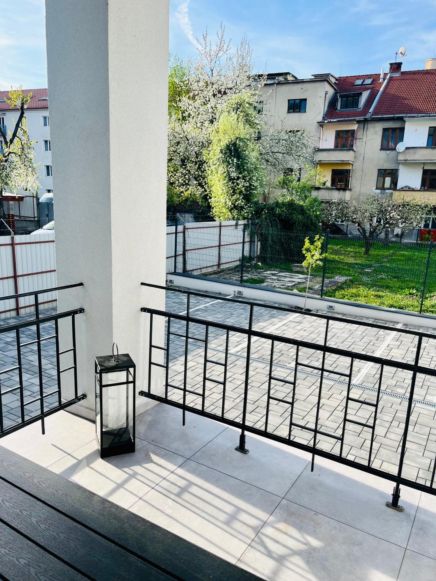 Apartment Riviera Centrum, Private Parking And Smart Check In Besztercebánya Kültér fotó
